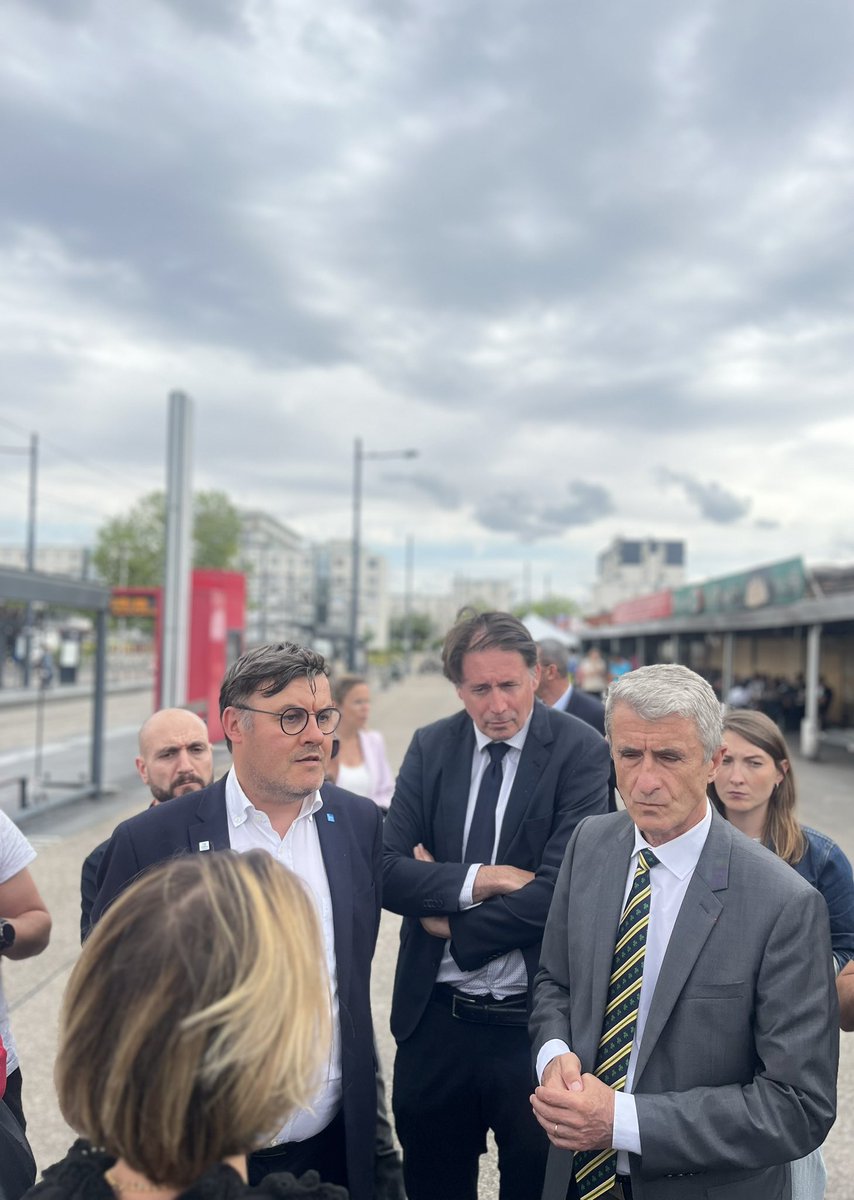 Prefet37's tweet image. #soutenir nos commerçants ! Le préfet d’Indre-et-Loire est venu à la rencontre des commerçants victimes des #violencesurbaines. 🤝 Il les a assurés de la solidarité nationale et de son soutien. ✅ Des mesures d’aides concrètes multipartenariales sont mises en place.