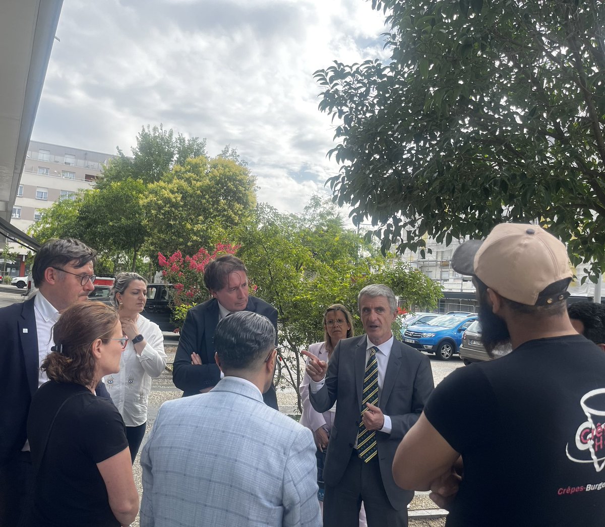 Prefet37's tweet image. #soutenir nos commerçants ! Le préfet d’Indre-et-Loire est venu à la rencontre des commerçants victimes des #violencesurbaines. 🤝 Il les a assurés de la solidarité nationale et de son soutien. ✅ Des mesures d’aides concrètes multipartenariales sont mises en place.