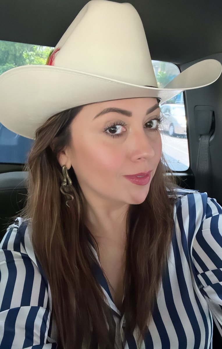 YouleeGuzman's tweet image. Como toda una Mujer de rancho… 🐄 Lo #Sinaloense lo llevo en mis raíces en la sangre en el físico y en lo más profundo de mi corazón. 🤩❤️