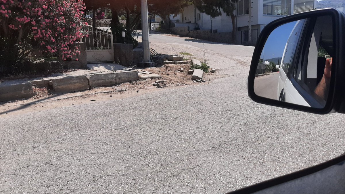 CemalDemirtas75's tweet photo. KIZIYORSUNUZ AMA..
Biliyorum Sn @ahmetarasbodrum  Temmuz'un ortasında, Gölköyde ağaç budanır mı?
Hiç mi mektep medrese  görmediniz?
Bodrum bunlara layık mı?
Yolların bakın
Bodrum S A H İ P S İ Z
@erkankandemir Bodrumu fethetmek kolay.Ciddi bir teşkilat yeterli.
#SöylerimGeçerim https://t.co/rnyF8GUK7m