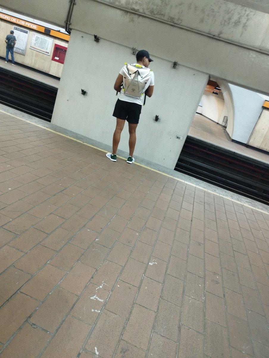 TsMario17's tweet photo. Aunque en la foto no se aprecia bien, que buenas nalgas y piernas tenía este canijo #enelmetro https://t.co/K8rVdrWB7A