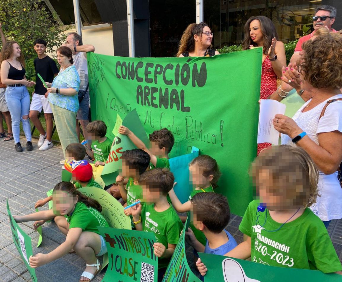 📢Continúan las movilizaciones en toda #Andalucía. Hoy, en #Córdoba:

❌contra el recorte de aulas públicas
✅por la bajada de ratios
❌contra la extensión de la concertada 
✅en defensa de la #EducaciónPública

#NiaunAulaMenosEnLaPública #BajadaDeRatioYa