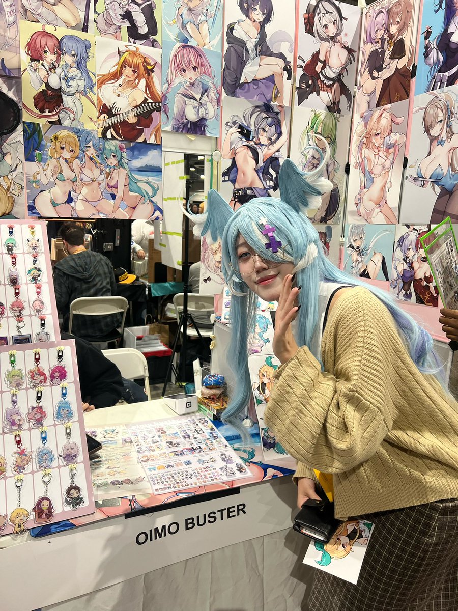 riisa_cos's tweet photo. i’m over the moon that i got to get my hands on @oimo_0imo ‘s art book and deskmat on the first day of AX 🫶 THANK YOU MAMA 🥰

#AnimeExpo2023 #AX23 https://t.co/GvU2I1jW3b