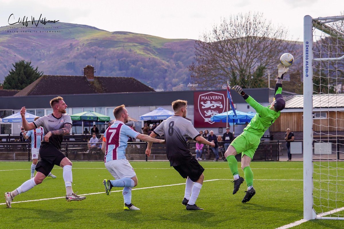 ashhorne107's tweet photo. Any sides after a keeper? 🧤 
Just weighing up a few offers so please pm.Was recently with @ShrivenhamFC and Carterton
Have had @HellenicLeague prem experience too 
Please  rt🙏 https://t.co/5fmP0i7WJm
