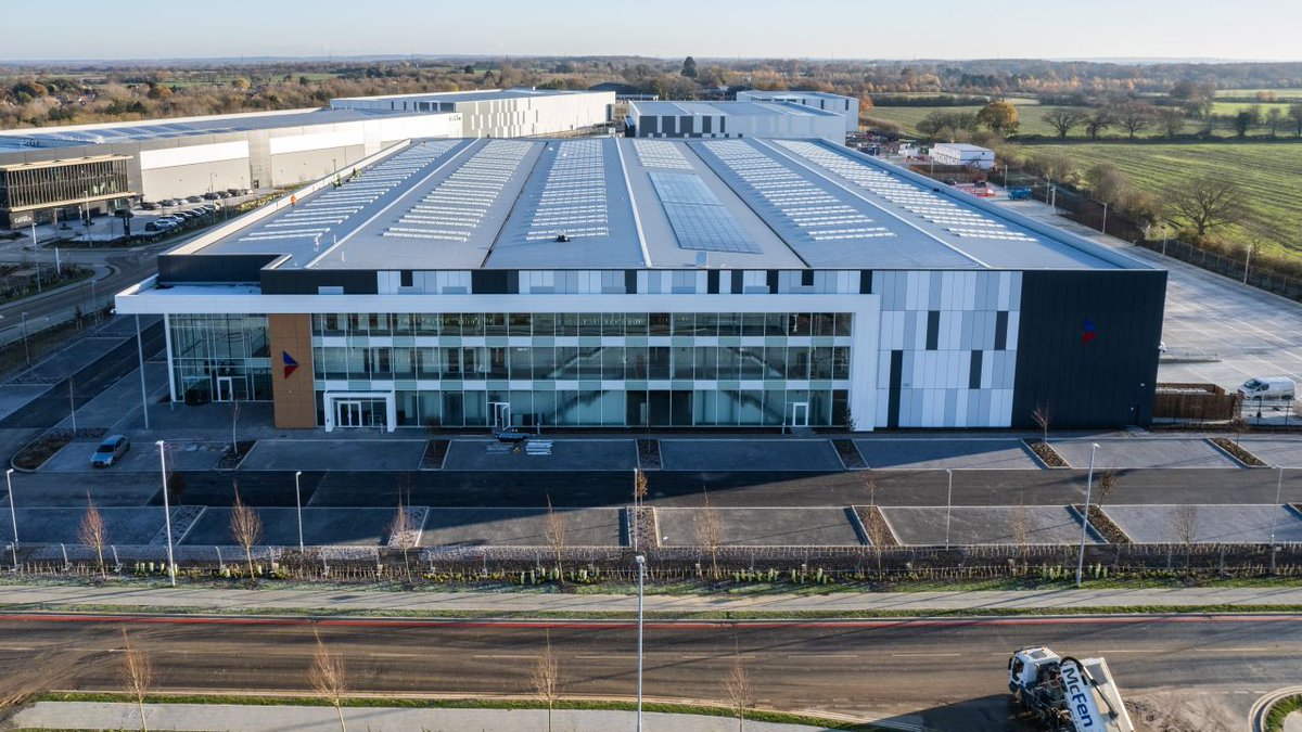 Jefferson_MFG's tweet photo. NEW FACTORY: This is British Offsite’s new £45 million 'Horizon' factory in Braintree, Essex, which has more than quadrupled the manufacturer’s production capacity in the UK.

Expected to create 180 jobs, the 137,000 sq ft factory will produce the firm's UniSystem range, a hybrid MMC technology that includes light gauge panels, walls, roofs and floors, helping to deliver up to 4,000 homes a year.

Randek has designed the robots with each of them named after UK cities: Edinburgh, Cardiff, Belfast, London, Manchester, Liverpool, York and Cambridge. #UKmfg