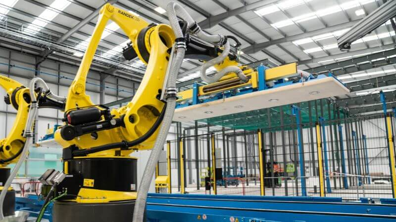 Jefferson_MFG's tweet photo. NEW FACTORY: This is British Offsite’s new £45 million 'Horizon' factory in Braintree, Essex, which has more than quadrupled the manufacturer’s production capacity in the UK.

Expected to create 180 jobs, the 137,000 sq ft factory will produce the firm's UniSystem range, a hybrid MMC technology that includes light gauge panels, walls, roofs and floors, helping to deliver up to 4,000 homes a year.

Randek has designed the robots with each of them named after UK cities: Edinburgh, Cardiff, Belfast, London, Manchester, Liverpool, York and Cambridge. #UKmfg