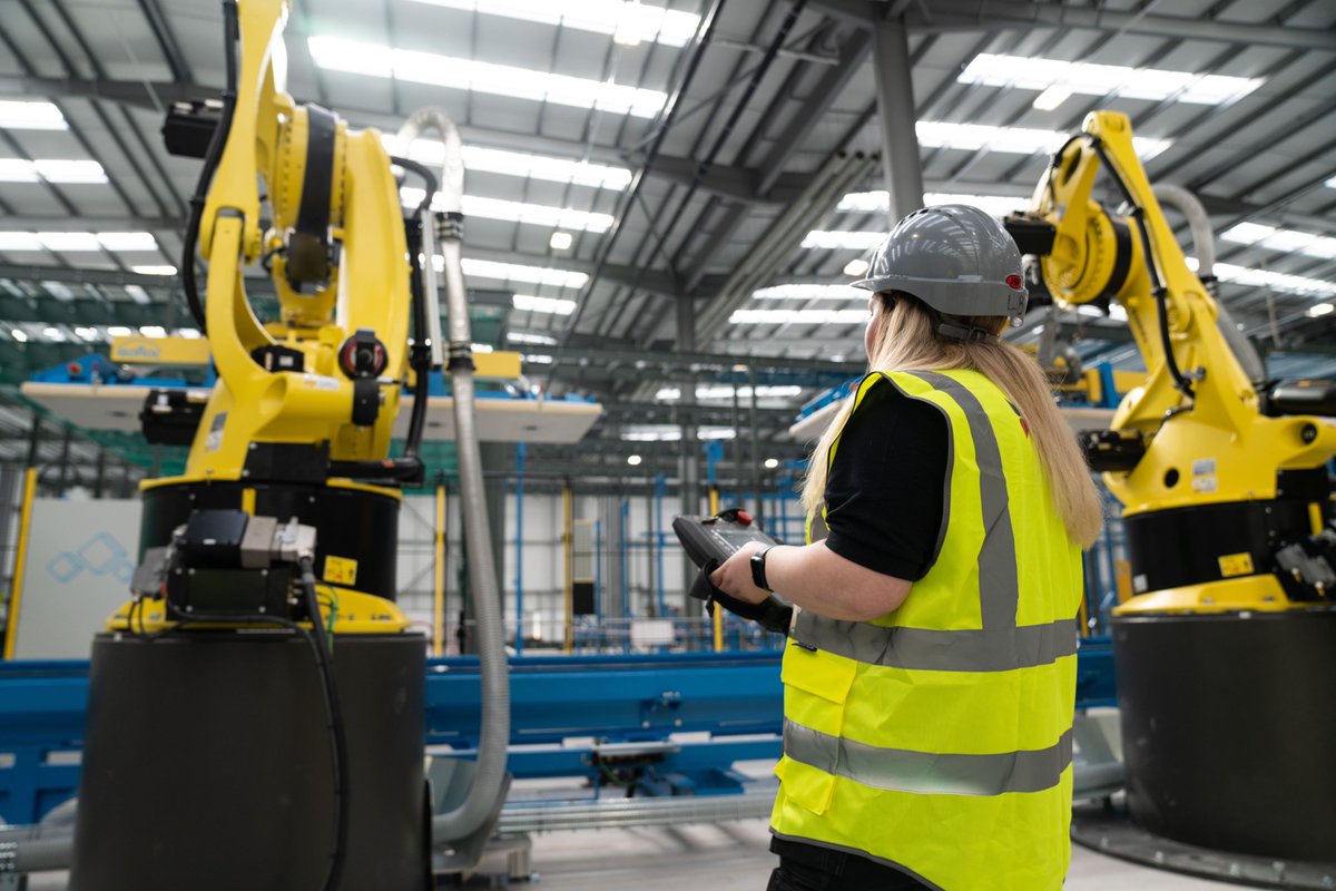Jefferson_MFG's tweet photo. NEW FACTORY: This is British Offsite’s new £45 million 'Horizon' factory in Braintree, Essex, which has more than quadrupled the manufacturer’s production capacity in the UK.

Expected to create 180 jobs, the 137,000 sq ft factory will produce the firm's UniSystem range, a hybrid MMC technology that includes light gauge panels, walls, roofs and floors, helping to deliver up to 4,000 homes a year.

Randek has designed the robots with each of them named after UK cities: Edinburgh, Cardiff, Belfast, London, Manchester, Liverpool, York and Cambridge. #UKmfg