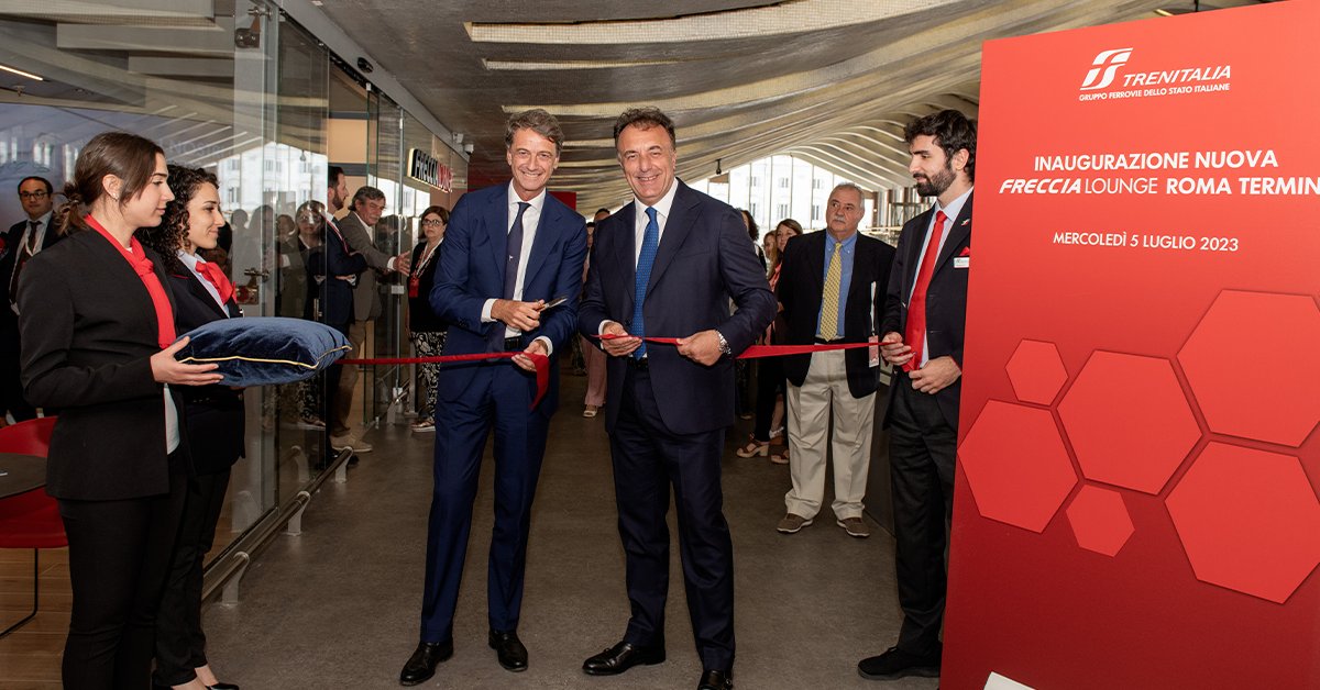 Frecciarossa_IT's tweet photo. Inaugurato oggi il nuovo #FRECCIALounge di Roma Termini! 🚄 Scopri tutti i servizi e i comfort di questo spazio esclusivo riservato ai titolari di #CartaFRECCIA Oro, Platino e non solo ���� https://t.co/qGFy9MgHXO https://t.co/9LZGwfhZUd