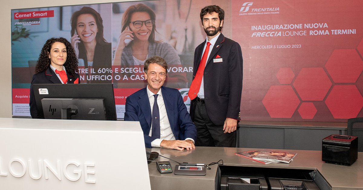 Frecciarossa_IT's tweet photo. Inaugurato oggi il nuovo #FRECCIALounge di Roma Termini! 🚄 Scopri tutti i servizi e i comfort di questo spazio esclusivo riservato ai titolari di #CartaFRECCIA Oro, Platino e non solo ���� https://t.co/qGFy9MgHXO https://t.co/9LZGwfhZUd