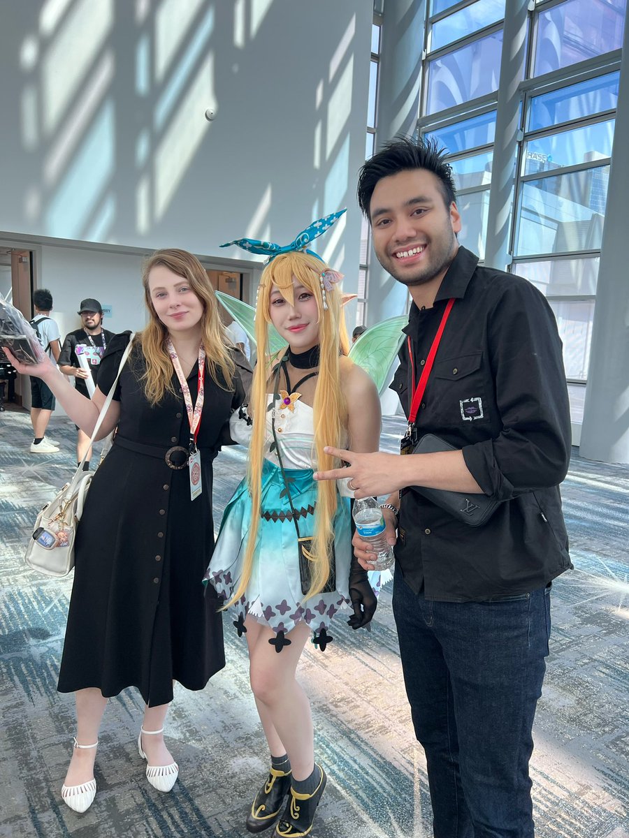 riisa_cos's tweet photo. SO LUCKY I GOT TO MEET SYDNEY AND GARNT right after i left connor and mouseys panel 🫶

#AnimeExpo2023 #AX2023 #AX23 https://t.co/DIIZCyUxV7