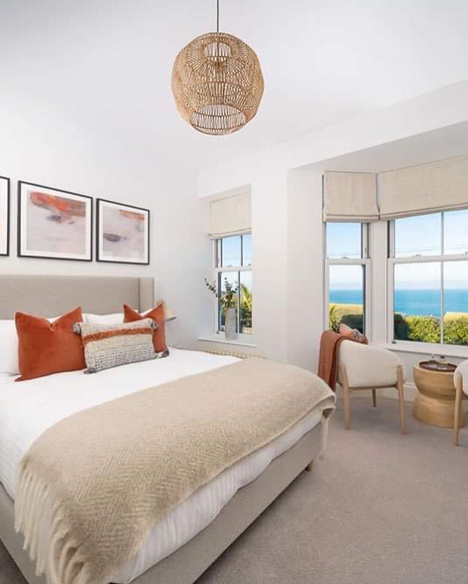 20% OFF MERRYN THIS JULY &amp; AUGUST ☀️
We still have summer availability at Merryn if you're thinking of a holiday in St Ives? 
Sleeps 8 | 4 Bedrooms | 3 Bathrooms | Parking | Sea views #holidayoffer #stives #Cornwall #summerholidays 
sostives.co.uk/merryn/