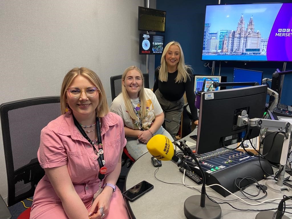 Ahead of @youngeveryplay Directors' Festival starting next week, tune into @bbcmerseyside tonight at 8.15pm to hear @JadeBurns_ chat with YEP Director Sophie Compton and our Young People & Community Producer, Helen Webster @helliwebs to find out more #NewTalent #LiverpoolTheatres