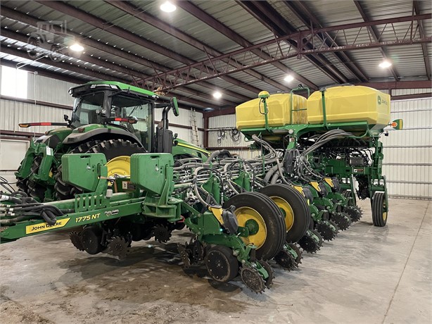 TractorHouse's tweet image. Planting Powerhouse Unleashed: 2023 JOHN DEERE 1775NT - Electric Exactemerge, Flex Fold, and Shark Tooth Precision!🚜🚜

Check it out here!
👉 ow.ly/Qc7T50P2FPt

#planter #plantingequipment #newjohndeere #TractorHouse