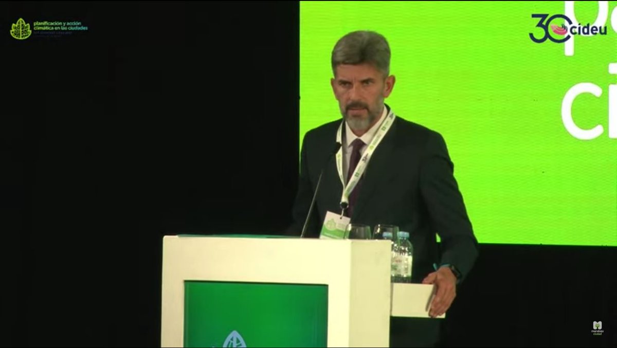 Ulpiano Suarez, intendente de Mendoza, presenta su ponencia "Emergencia climática, desde la Ciudad de Mendoza, una nueva oportunidad para pensar las ciudades", sobre las principales actuaciones de su ciudad para responder al cambio climático