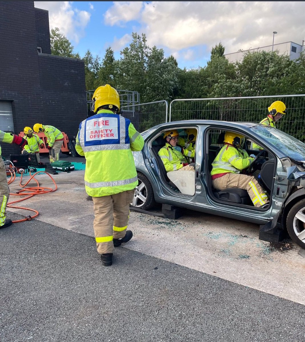 walkerleanne85's tweet photo. RTC area drill Monday
#casualtycare #teamwork #LFRS https://t.co/bWAaXKrzWc