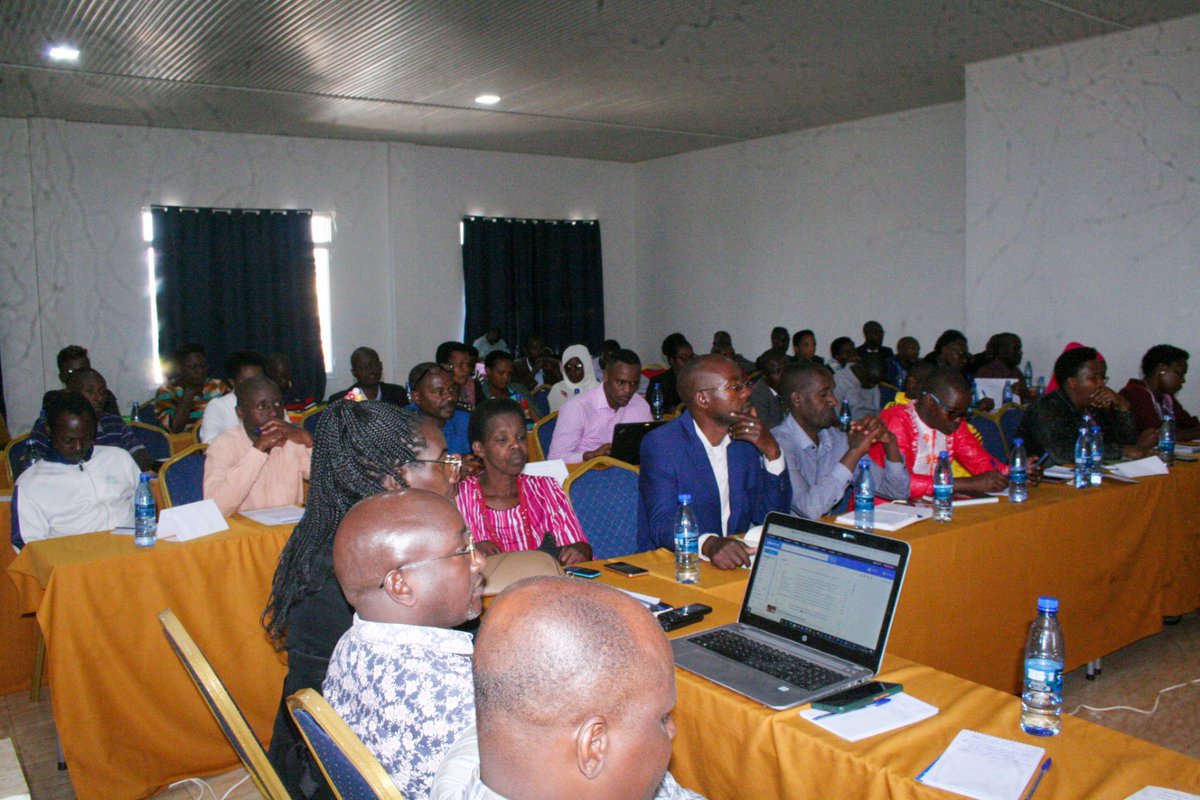 MagazineJimbere's tweet photo. 🔰 Dans le cadre du projet "Synergie pour la paix au #Burundi" exécuté en consortium par le @CENAP_bi, Burundi Leadership Training Program-#BLTP, l'Association des éditeurs du Magazine #Jimbere-#ASSEMAJI, l'#ATCP, #AJEBUDI-@YBurundi et @InterpeaceTweet, l'Association #Tugenderubuntu pour la consolidation de la paix au Burundi ATCP organise depuis ce 05/07/2023 à @Gitega, un atelier de 2 jours à l'endroit des administratifs et responsables de différents services sur la thématique du lien entre la santé mentale et le #développement
🎙️ Pour Alexis Niyibigira Psychologue, l'hypervigilance, la revivance des évènements ainsi que l'irritabilité sont certains des symptômes du stress post-traumatique. "Après apparition des premiers symptômes, on doit consulter les assistants psychosociaux communautaires."
🏥 Selon Samuel Ninahazwe, conseiller socio culturel du gouverneur de @Gitega, "avec l'appui de la @SwissDevCoop, chaque malade mentale aura accès aux soins dans une structure sanitaire la plus proche avec l'usage de la #CAM. En attendant, chaque commune de la province Gitega s'est déjà donné pour mission de faire soigner au moins 2 malades indigents."
#MentalHealthAwareness