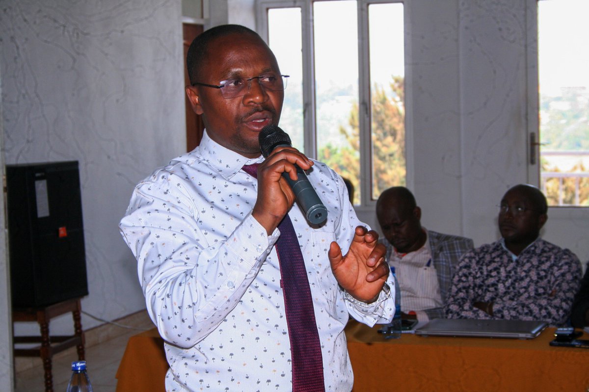 MagazineJimbere's tweet photo. 🔰 Dans le cadre du projet "Synergie pour la paix au #Burundi" exécuté en consortium par le @CENAP_bi, Burundi Leadership Training Program-#BLTP, l'Association des éditeurs du Magazine #Jimbere-#ASSEMAJI, l'#ATCP, #AJEBUDI-@YBurundi et @InterpeaceTweet, l'Association #Tugenderubuntu pour la consolidation de la paix au Burundi ATCP organise depuis ce 05/07/2023 à @Gitega, un atelier de 2 jours à l'endroit des administratifs et responsables de différents services sur la thématique du lien entre la santé mentale et le #développement
🎙️ Pour Alexis Niyibigira Psychologue, l'hypervigilance, la revivance des évènements ainsi que l'irritabilité sont certains des symptômes du stress post-traumatique. "Après apparition des premiers symptômes, on doit consulter les assistants psychosociaux communautaires."
🏥 Selon Samuel Ninahazwe, conseiller socio culturel du gouverneur de @Gitega, "avec l'appui de la @SwissDevCoop, chaque malade mentale aura accès aux soins dans une structure sanitaire la plus proche avec l'usage de la #CAM. En attendant, chaque commune de la province Gitega s'est déjà donné pour mission de faire soigner au moins 2 malades indigents."
#MentalHealthAwareness
