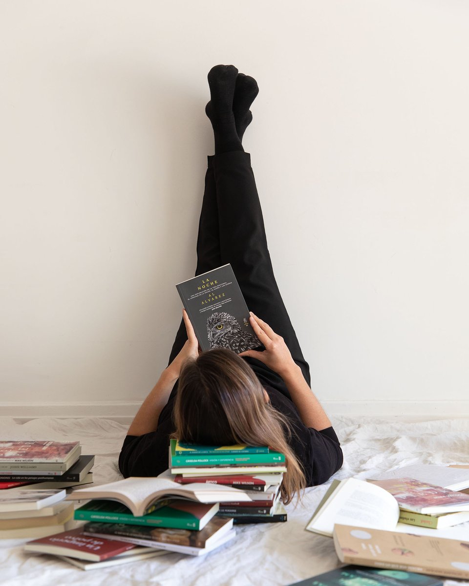 FiordoEditorial's tweet photo. Qué ganas de estar así: totalmente tomados por un libro.
#AlAlvarez #LaNoche #Ensayo #VidaNocturna #EspaciosDeLectura #Leer @feriadeeditores https://t.co/Xae7Z7s7q3
