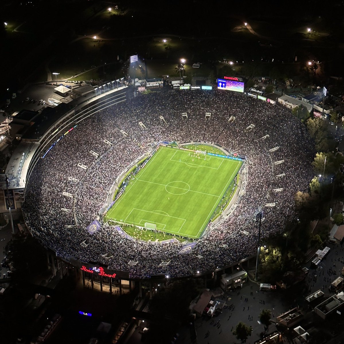 Rose Bowl Stadium tweet media