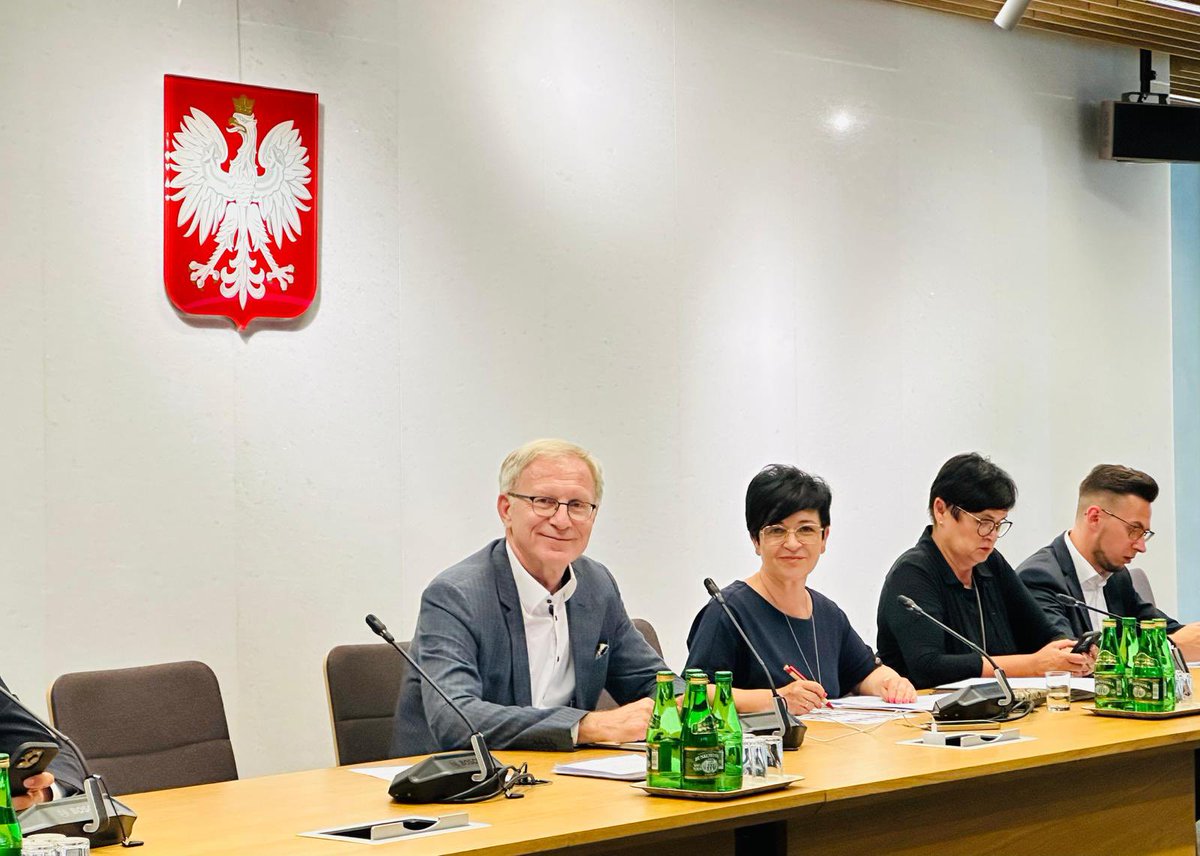 BorowiakJoanna's tweet photo. 👵🏻👴🏻 Połączone Komisje: Polityki Senioralnej oraz Zdrowia pracują nad projektem Prezydenta RP o szczególnej opiece geriatrycznej.
🩺 Projekt ma na celu zapewnienie szczególnej opieki geriatrycznej #Seniorzy w wieku #75plus.
#Sejm #PracujęDlaWas https://t.co/jFd5KrPvdP