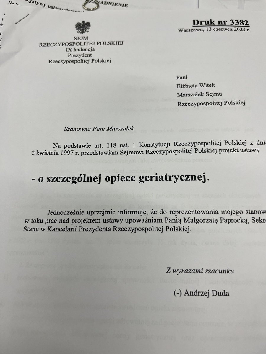 BorowiakJoanna's tweet photo. 👵🏻👴🏻 Połączone Komisje: Polityki Senioralnej oraz Zdrowia pracują nad projektem Prezydenta RP o szczególnej opiece geriatrycznej.
🩺 Projekt ma na celu zapewnienie szczególnej opieki geriatrycznej #Seniorzy w wieku #75plus.
#Sejm #PracujęDlaWas https://t.co/jFd5KrPvdP
