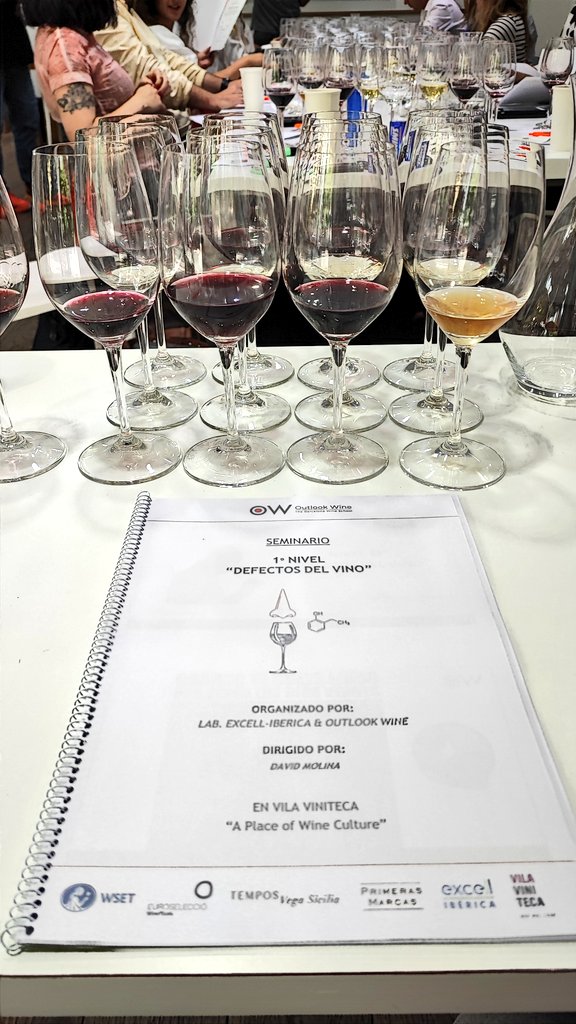 En formación constante. Y en este caso, algo tan importante como conocer los defectos que puede llegar a presentar un vino. Gracias <a href="/vilaviniteca/">vilaviniteca</a> <a href="/OutlookWine/">Outlook Wine School</a> y David.