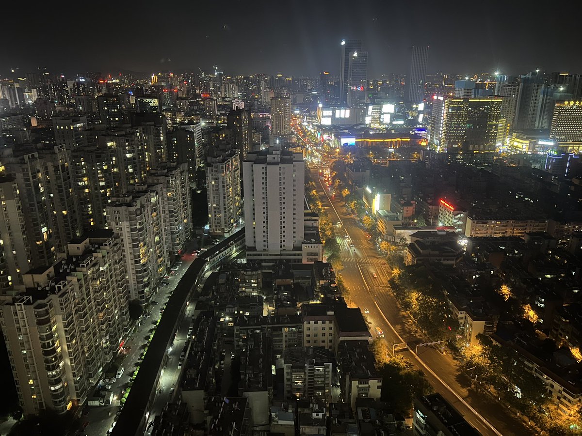 世界上有很多巧合，比如今早到这个城市的时候接你的专车司机之前接过你，晚上回酒店的时候叫到的又是他的车。更巧的是这两单是他今天的第一单和最后一单，司机还是同龄人，如果不是太累了， 怎么着也得拉着喝一杯。 https://t.co/eWIOHvOfn1