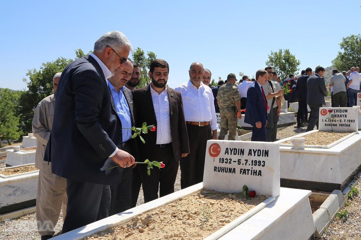 zyapicioglu's tweet photo. 30 yıl önce bugün Başbağlar’da katledilen 33 masum vatandaşımızı rahmetle yad ediyor ve katillerini lanetliyorum. Aradan geçen 30 yıla rağmen katliamın faillerinin yakalanamamış olması esef vericidir. 

Aynı mihraklarca yazılan senaryo gereği önce Sivas olayları gerçekleştirilmiş, hemen akabinde ise projenin ikinci aşamasına geçilerek güya ‘Aleviler’ adına ‘Sünniler’den intikam alınmıştır.

Madımak'ı bir tarafa yıkmak isteyenlerin, Başbağlar'ı görmezden gelip üzerini örtme çabası, her iki olayın faillerinin de aynı mihraklar olduğunun teyididir.

Hukuk devleti olmanın gereği, farklılıkları düşmanlık ve ayrılıklara dönüştürmek isteyenlere karşı adaleti tavizsiz bir şekilde ikame etmektir. Bu iki olayın bütün yönleriyle tam olarak aydınlatılması, benzer vahşetlerin tekrarlanmaması için de önemlidir.

Aynı kirli oyunun bir parçası olarak yaşatılan her iki acı da toplumumuzun ortak acısıdır. Acıları yarıştırarak nefret tohumları ekmek isteyenlere fırsat vermemeliyiz.