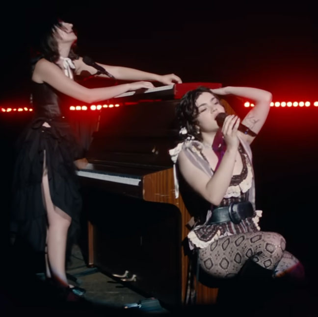 nt_put's tweet image. The Last Dinner Party、1stの時は特に何とも思わなかったが、この2ndシングルのパフォーマンス映像を観てブッ飛んだ。なんだこのカッコ良さは。こういうのが観たかった。こういうロックが聴きたかった。
The Last Dinner Party - Sinner (Live Performance) youtu.be/oFsJuYb42hw @YouTubeより