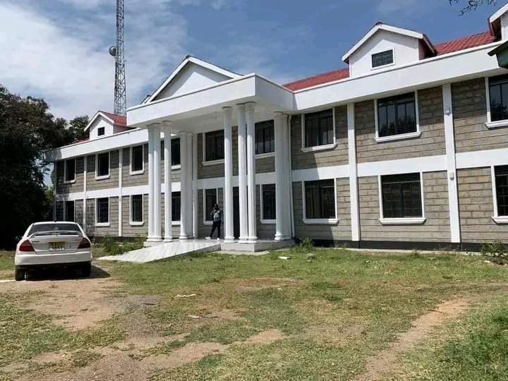 HonOchieng043's tweet photo. Homabechwa, Amilo Gesagesa inspecting the NG-CDF office. Congratulations are in order 👏👏 https://t.co/WevEJn13cy