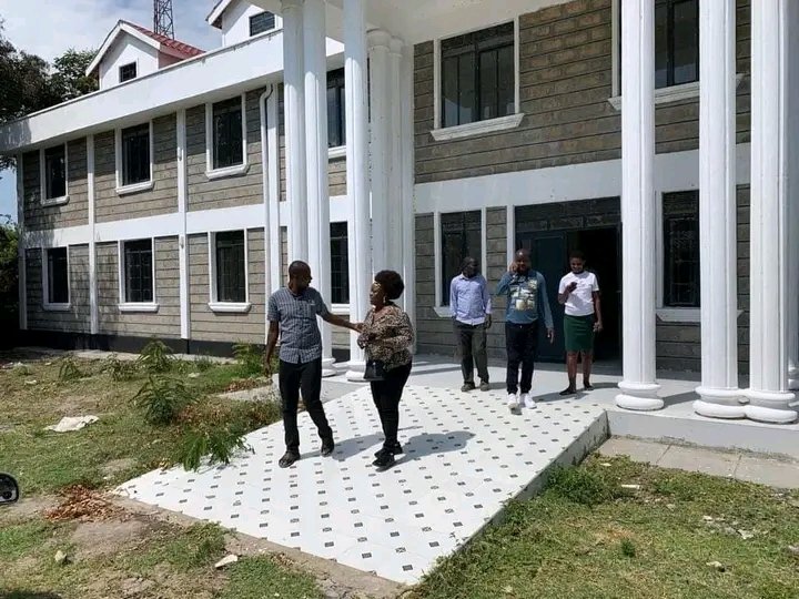 HonOchieng043's tweet photo. Homabechwa, Amilo Gesagesa inspecting the NG-CDF office. Congratulations are in order 👏👏 https://t.co/WevEJn13cy