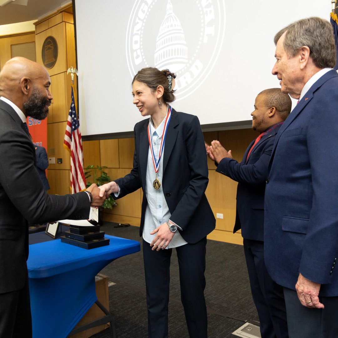 BusinessUTA's tweet photo. Congrats to Melisa Ozer, BBA in economics and finance alum, on receiving the Congressional Award Gold Medal.🥇
🔗Link in bio to read the full story on Melisa's journey.
#BusinessMaverick #UTABusiness #UTAProud #economics #finance #goldmedal #congressionalaward https://t.co/8otFTiv6ip