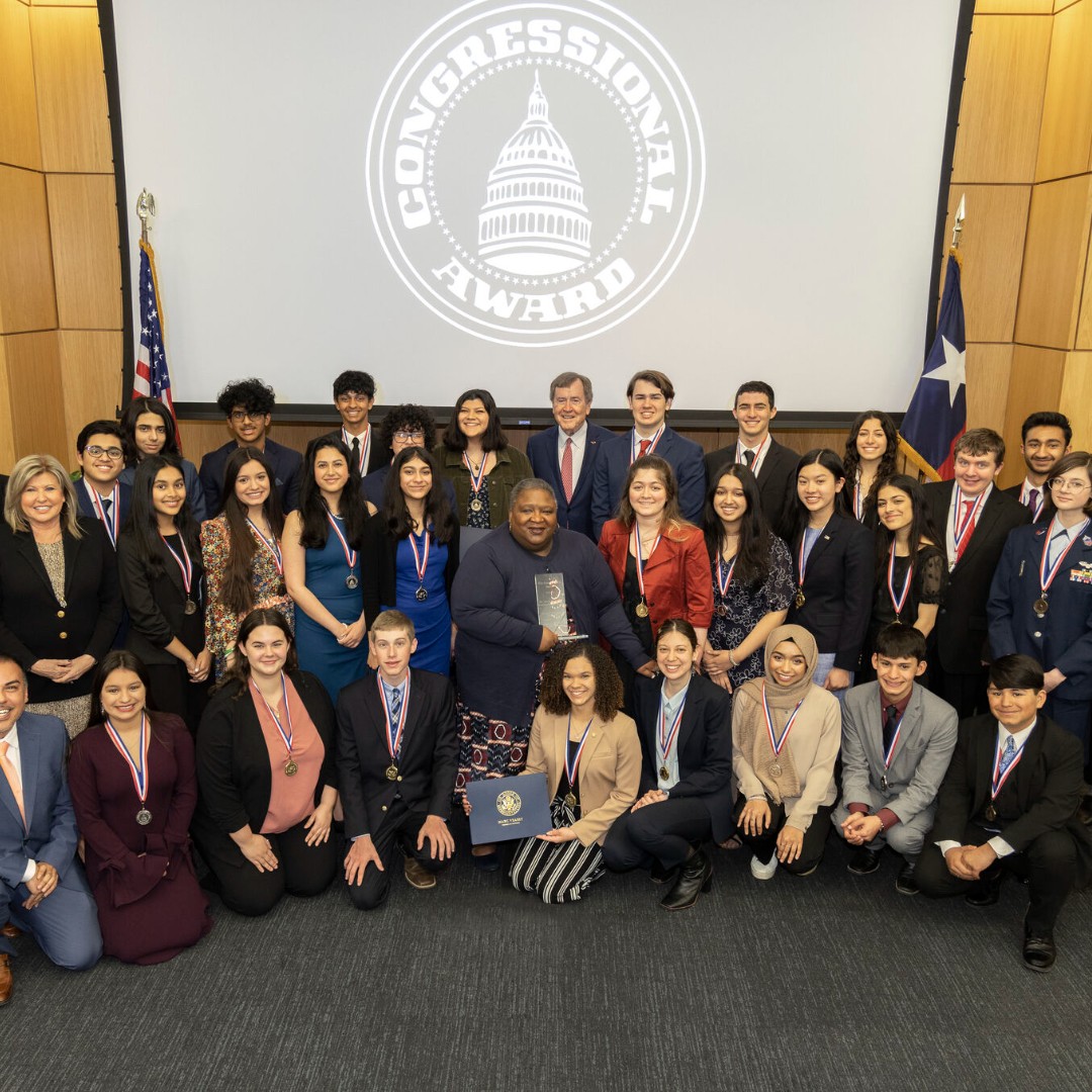 BusinessUTA's tweet photo. Congrats to Melisa Ozer, BBA in economics and finance alum, on receiving the Congressional Award Gold Medal.🥇
🔗Link in bio to read the full story on Melisa's journey.
#BusinessMaverick #UTABusiness #UTAProud #economics #finance #goldmedal #congressionalaward https://t.co/8otFTiv6ip