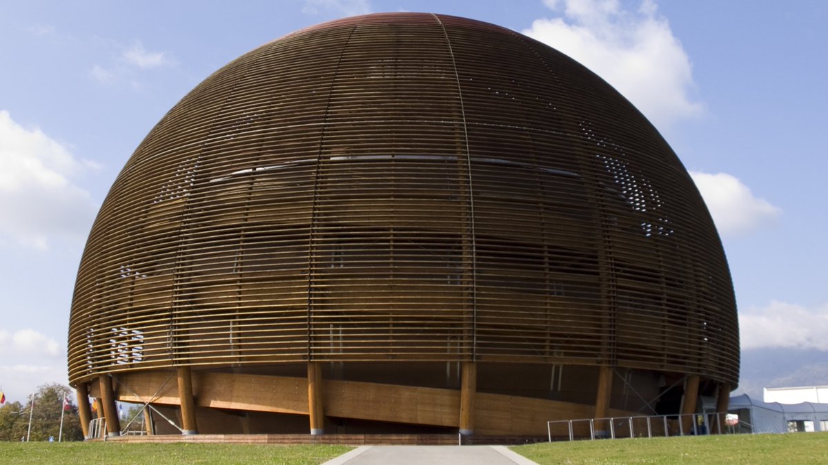 Heute erscheint die erste von insgesamt sechs Sonderfolgen, die ich am CERN aufgenommen habe, in der der Standort, seine Infrastruktur und seine Experimente ausführlich vorgestellt und hinterfragt werden. RZ111 CERN: Geschichte und Erfolge raumzeit-podcast.de/2023/07/05/rz1…