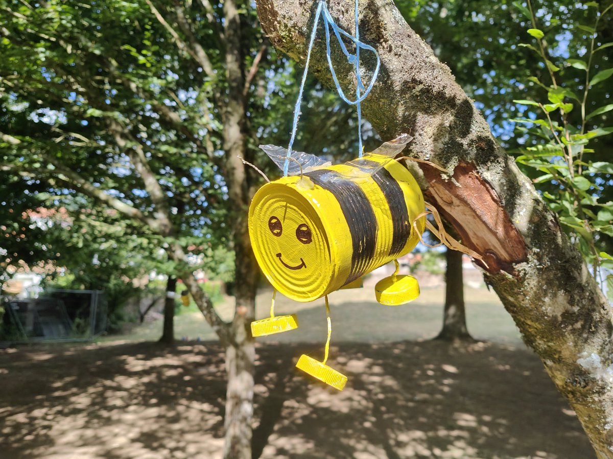 StJean_Baptiste's tweet photo. Suite à un travail autour du recyclage et de la protection de l'environnement, les CM1-CM2 B ont créé de "drôles de petites bêtes" avec des objets destinés à être jetés. Ces petites bêtes serviront de mangeoires pour les oiseaux de l'espace vert cet hiver 🐦🌳 https://t.co/iPuRgaypla