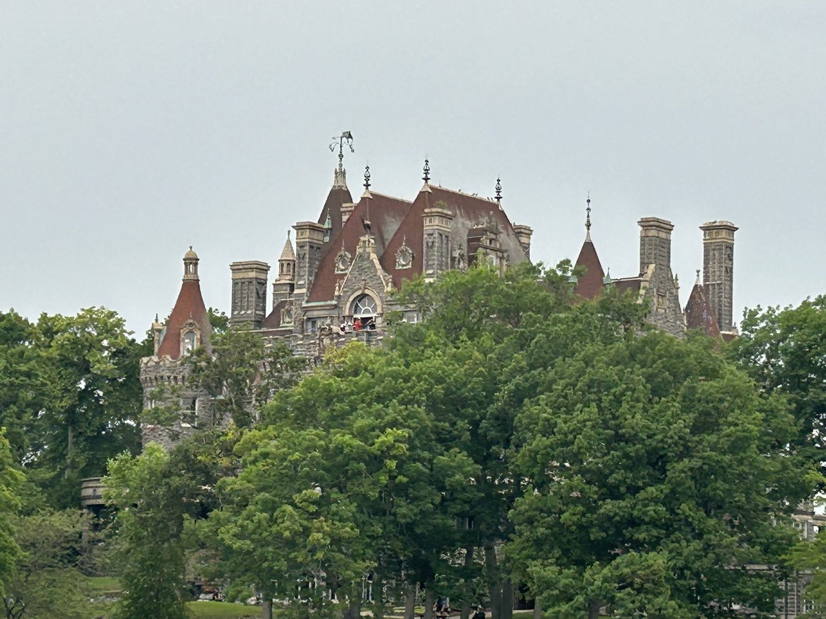 animasinghA901's tweet photo. #1000Islands #canada Sail from #Gananoque or #IvyLea to explore the stunning natural beauty and history of the 1000 Islands. Admire highlights including #BoldtCastle, the #Zavikon Islands, and the statue of #St.Lawrence. https://t.co/a55SCq6C54