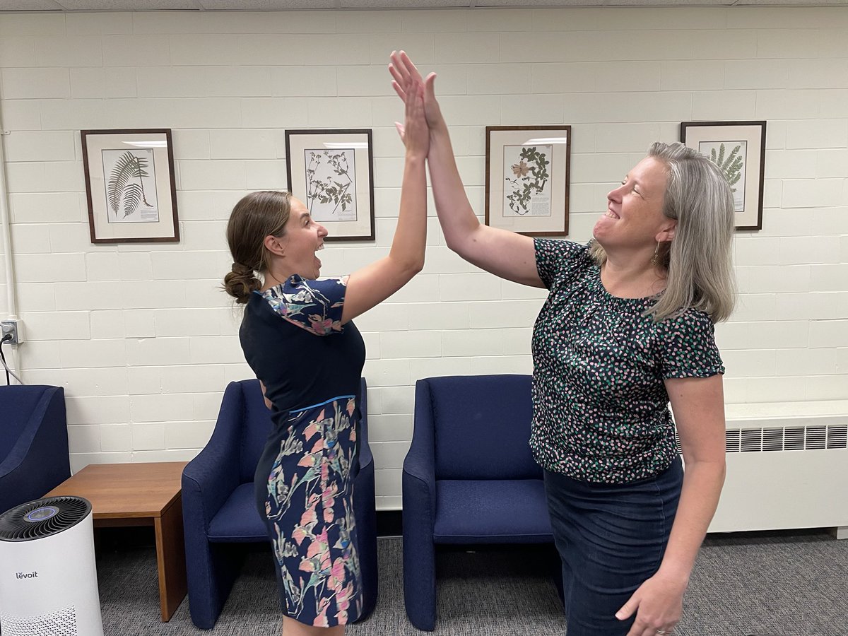 One more #DukeBGC PhD - A high five to celebrate the newly minted Dr. ⁦@AudreyThellman⁩ 🍾🍾🍾