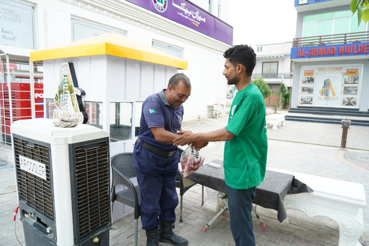 HelpInNeed_PK's tweet photo. Bahawalpur, #HELPINNEED extended its reach to various segments of society, distributing Qurbani meat to daily wagers, hawkers, security guards &amp; laborers, believing inclusivity, ensuring that every individual, regardless of their background #SharingJoy #SharingBlessings https://t.co/y6EeQKxWJp