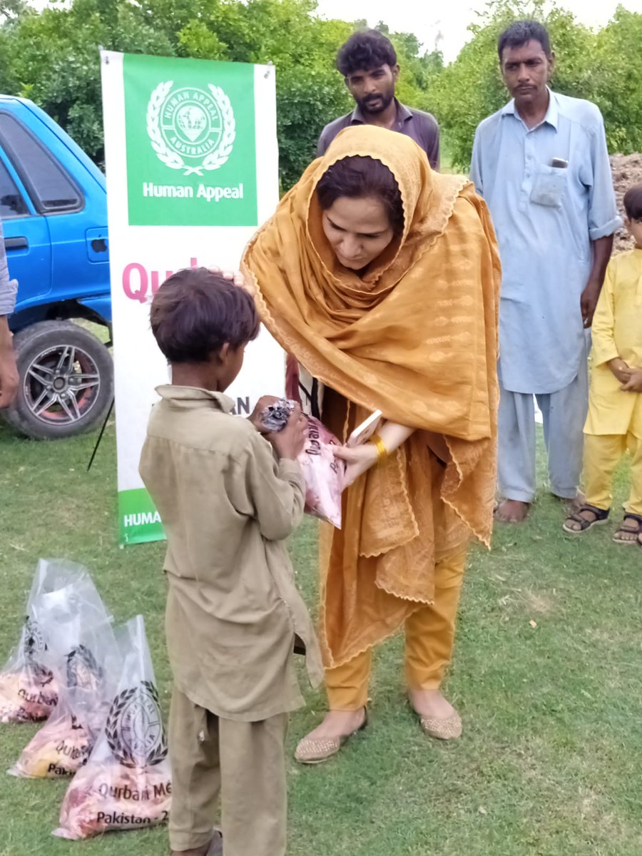 HelpInNeed_PK's tweet photo. Bahawalpur, #HELPINNEED extended its reach to various segments of society, distributing Qurbani meat to daily wagers, hawkers, security guards &amp; laborers, believing inclusivity, ensuring that every individual, regardless of their background #SharingJoy #SharingBlessings https://t.co/y6EeQKxWJp