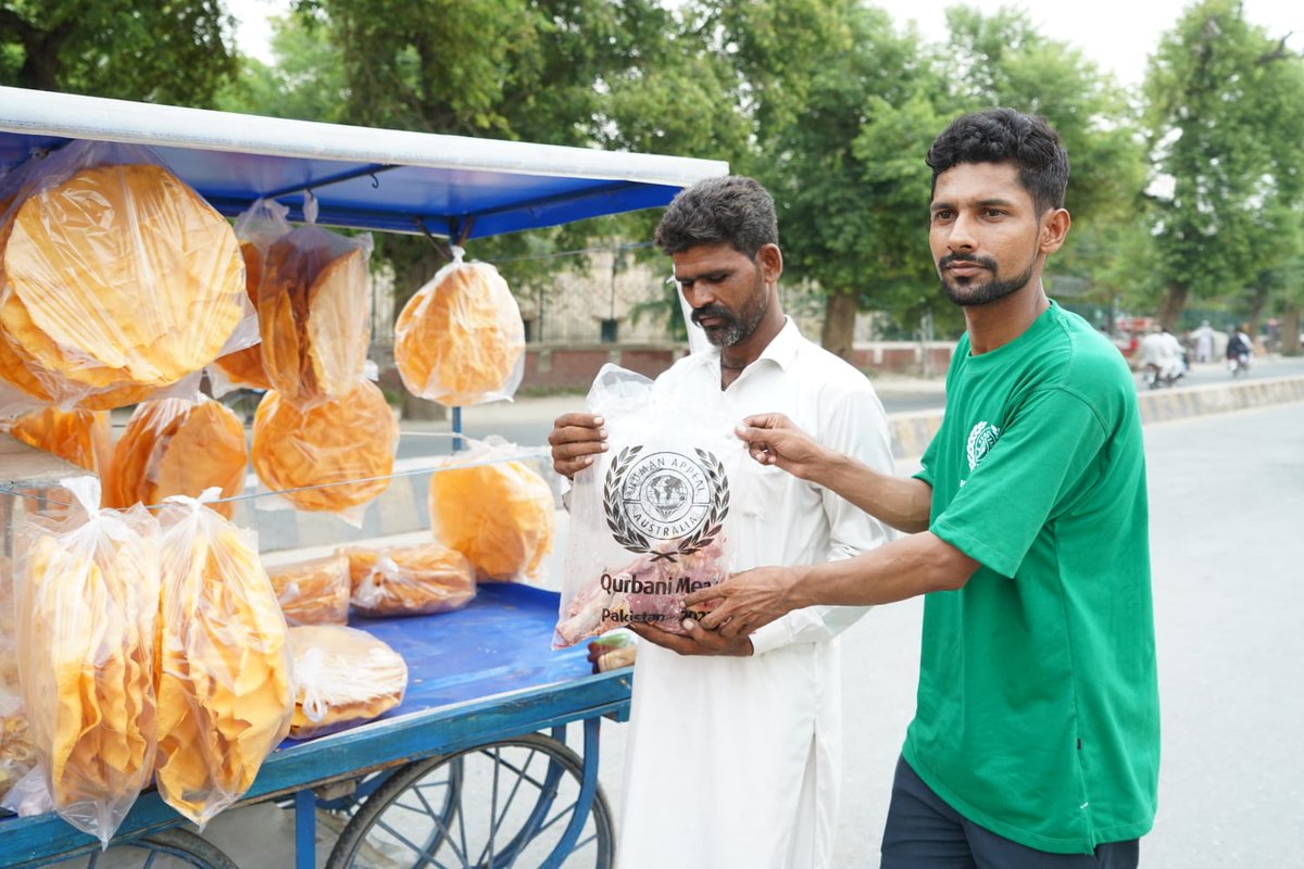 HelpInNeed_PK's tweet photo. Bahawalpur, #HELPINNEED extended its reach to various segments of society, distributing Qurbani meat to daily wagers, hawkers, security guards &amp; laborers, believing inclusivity, ensuring that every individual, regardless of their background #SharingJoy #SharingBlessings https://t.co/y6EeQKxWJp