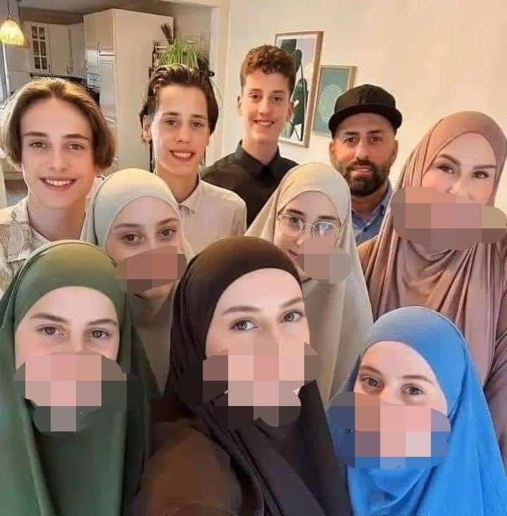 The entire German 🇩🇪 family reverted to Islam! 

Alhamdulillah!