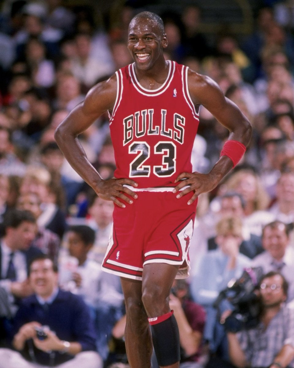BleacherReport's tweet photo. Who’s the best player to ever suit up for your favorite team? 🤔 https://t.co/kBeLAcWQUG