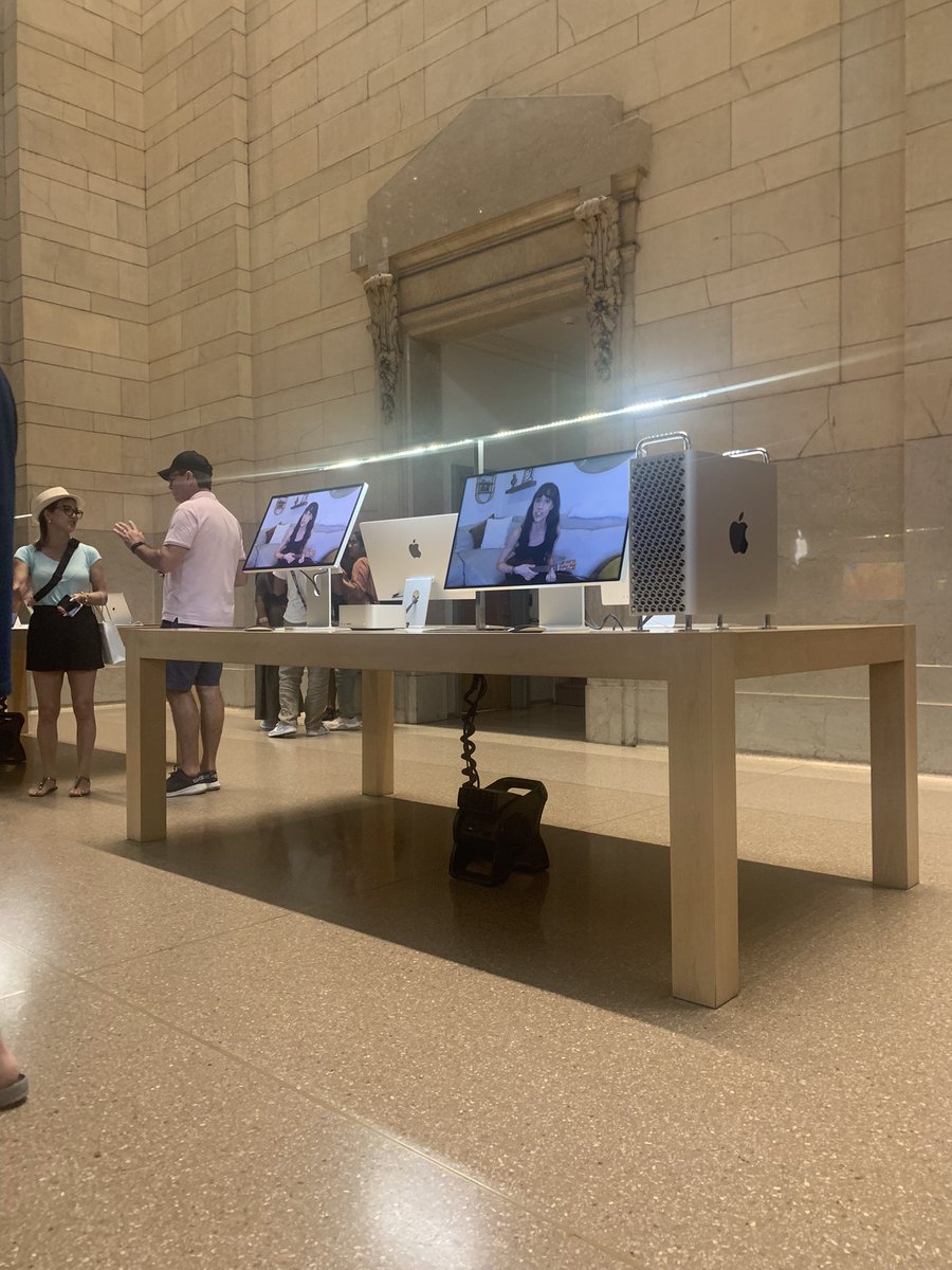ItsJangmoo's tweet photo. SOMEONE STARTING PLAYING THE UKULELE APOLOGY IN THE APPLE STORE I WAS IN https://t.co/b5gZa9585U