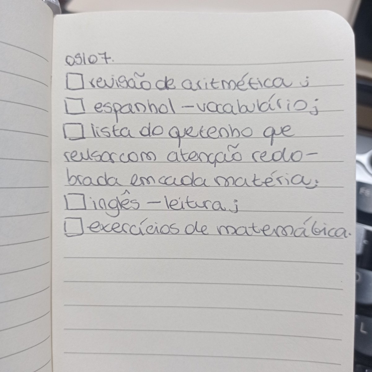 gabbnotes's tweet image. aproveitar q eu to com um bom humor hoje e voltar a estudar inglês