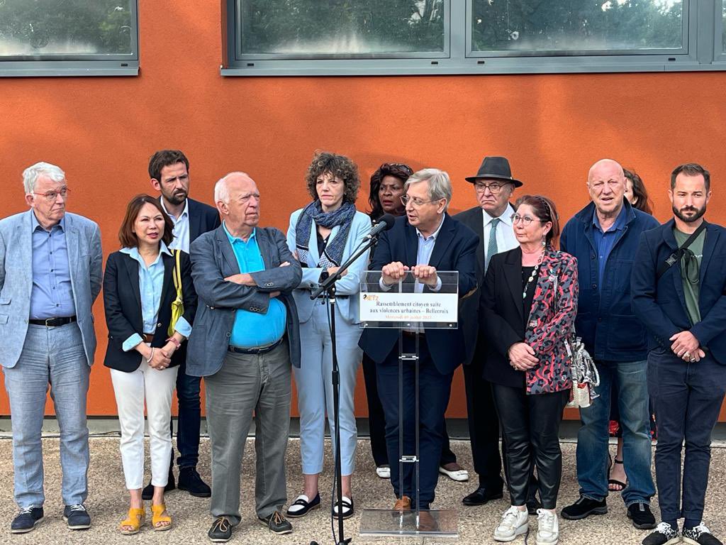 De nombreuses personnes étaient réunies ce soir devant la médiathèque de Borny et devant la mairie de quartier de Bellecroix, suite aux rassemblements citoyens initiés par <a href="/GrosdidierMetz/">François GROSDIDIER</a>