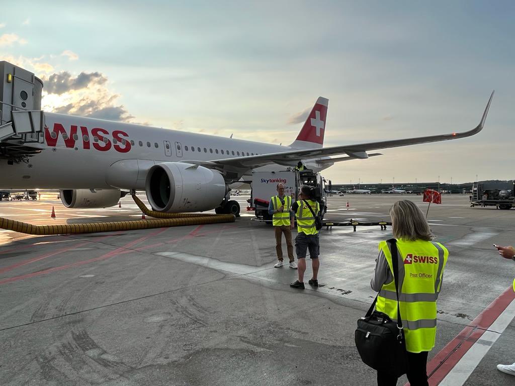 LeaWertheimer's tweet photo. Behind the scenes bei der Sondersendung 75 Jahre @zrh_airport von @SRF. Danke an alle, die im Hintergrund mitgewirkt haben - auch bei @FlySWISS #teamSWISS https://t.co/IOJfJc3ldv