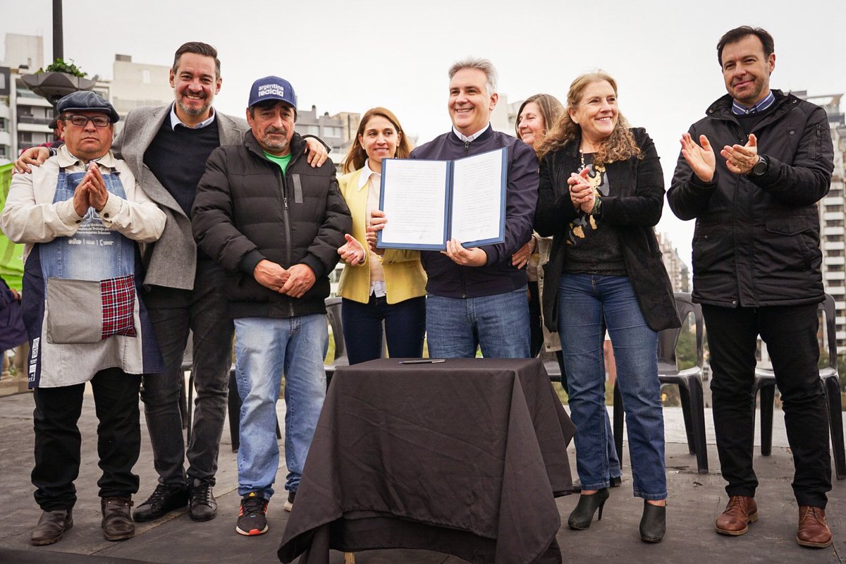 miguelsiciliano's tweet photo. Hace un tiempo, encabezado por @tori_flores comenzó un proceso de inclusión, un proceso de equidad y oportunidad

Los mal llamado “carreros”, hoy son recuperadores urbanos, cooperativizados y trabajando con formación continua, gracias al acuerdo firmado a cabo con la @unc_cordoba https://t.co/7xFVcMjdfQ