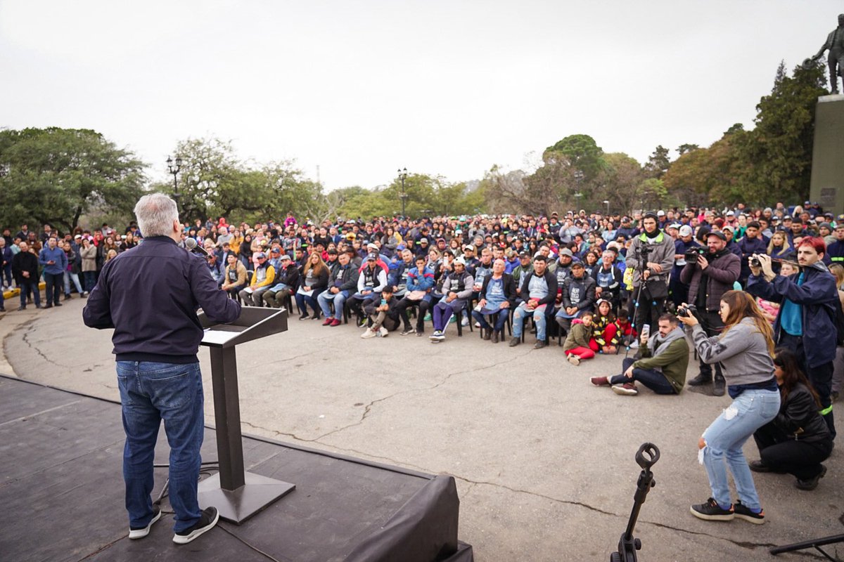 miguelsiciliano's tweet photo. Hoy, junto a recuperadores urbanos y proteccionistas de animales firmamos el proyecto de ordenanza para eliminar la tracción a sangre y comenzamos el proceso de sustitución de la movilidad, entregando las primeras 36 motocicletas eléctricas.

Es por acá!

#SigamosHaciendo https://t.co/UGpiU8LAaD