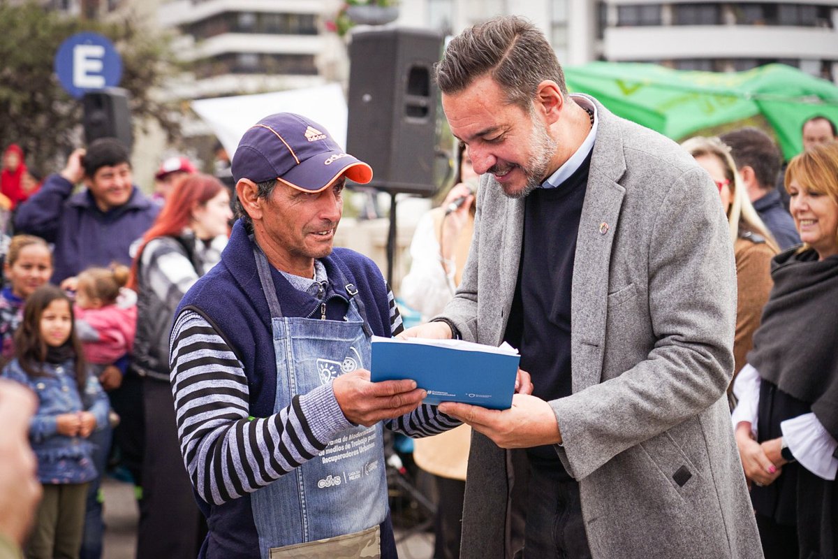 miguelsiciliano's tweet photo. Hoy, junto a recuperadores urbanos y proteccionistas de animales firmamos el proyecto de ordenanza para eliminar la tracción a sangre y comenzamos el proceso de sustitución de la movilidad, entregando las primeras 36 motocicletas eléctricas.

Es por acá!

#SigamosHaciendo https://t.co/UGpiU8LAaD