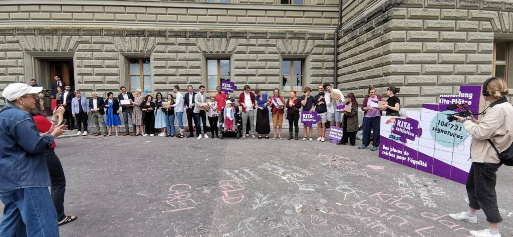 ssp_syndicat's tweet photo. L'initiative pour un accueil extrafamilial abordable et de bonne qualité a abouti. Les plus de 104000 signatures récoltées démontrent clairement la nécessité de développer ce secteur essentiel, de le rendre accessible à toutes les familles et d'améliorer les conditions de travail https://t.co/QgMIpzX6oa